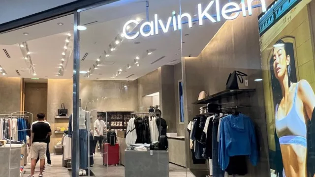 Calvin Klein inauguró su tercera tienda en Argentina, con precios “premium” en Córdoba Shopping (¿un jean de mujer? $ 260.350)
