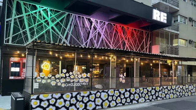 Los Antigourmet llegan a Quilmes: inauguran su primera embajada en el Club Cultural Re (y quiere ir por las 23 embajadas en el país)