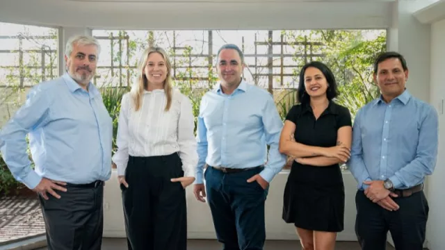 De izquiera a derecha: Alejandro Fraga, Bárbara Federico, Leandro Canabe, Marcela Frassinelli, Alejandro Godoy.
