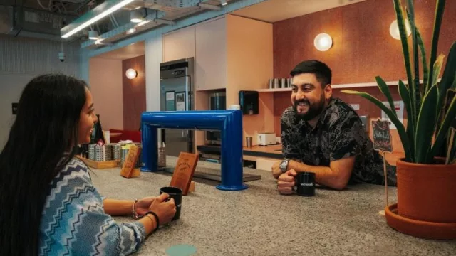 13 millones de tazas de café consumidas: uno de los datos curiosos de la operación de WeWork (y que revelan cómo es la vida en las oficinas)