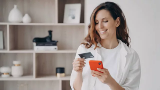 En esto sí ganan ellas: 66% de las mujeres en Argentina está bancarizada (3 pp más que los varones), dice Equifax