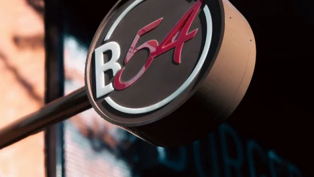 Burger54 vuelve a abrir las puertas de su emblemática sucursal en Devoto (con una propuesta renovada, pero con el sabor de siempre)