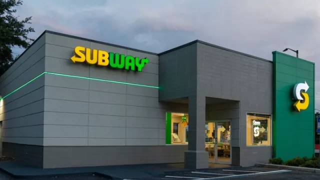 Subway cerró 600 locales en 2025: el modelo de franquicias no-lugar en crisis en todo el mundo