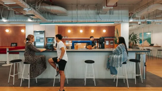 IA y presencialidad: ¿De qué manera la inteligencia artificial está redefiniendo la colaboración en la oficina?