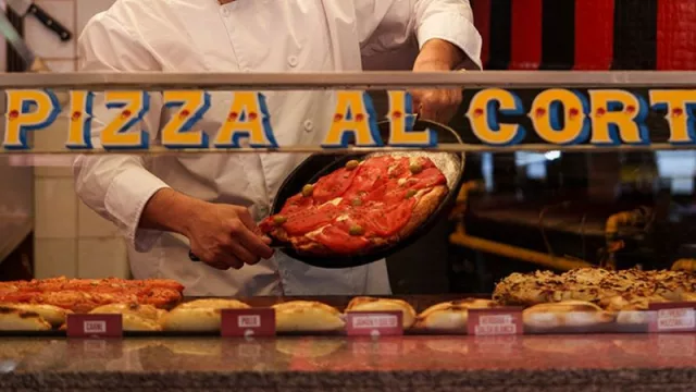 Kentucky celebra el Día de la Pizza fiel a su historia (más de 80 años haciendo pizza al molde, y de barrio)