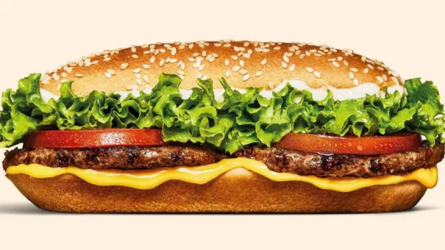 Burger King ofrece su clásico Long a mitad de precio ($ 3.490)
