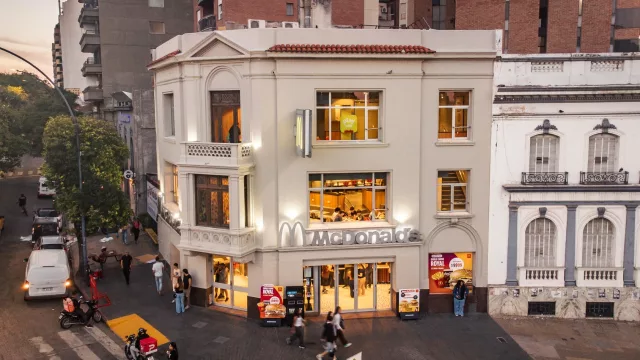 McDonald’s reabre un mítico local de Córdona (capacidad para 130 personas, abierto 24/7 y 5 nuevos kioscos digitales)