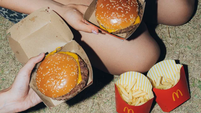 Arcos Dorados actualiza la preparación de las hamburguesas más icónicas de McDonald's