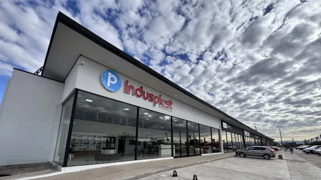Adiós al local de toda la vida: así es la nueva flagship de Indusplast Piscinas (y por qué todas las marcas quieren una)