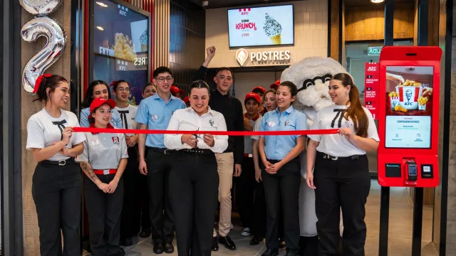 KFC suma m2 en los shoppings de Córdoba: corta cintas en Paseo del Jockey con una propuesta renovada