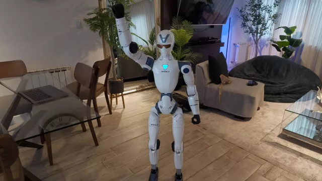 Tenbots, la startup cordobesa que alquila robots humanoides y cuadrúpedos para eventos (“Raúl”, la estrella)